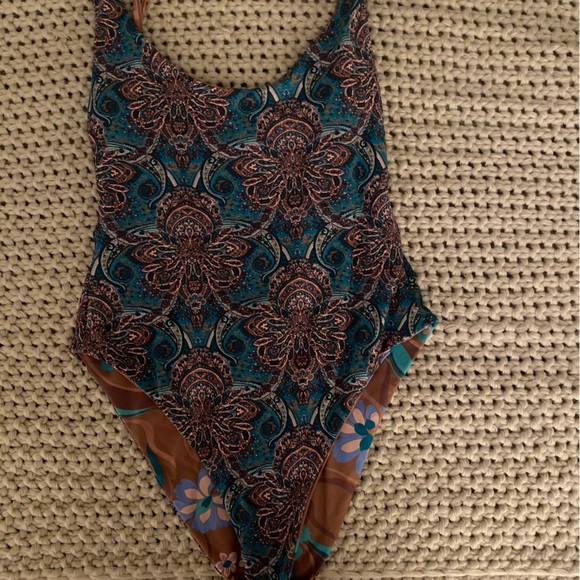 O’Neill One-piece Swimsuit - Picture 2 of 3